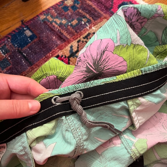 Patagonia Best Fronds Hibiscus Print Baggies 5 inch inseam Size Large - Picture 5 of 8